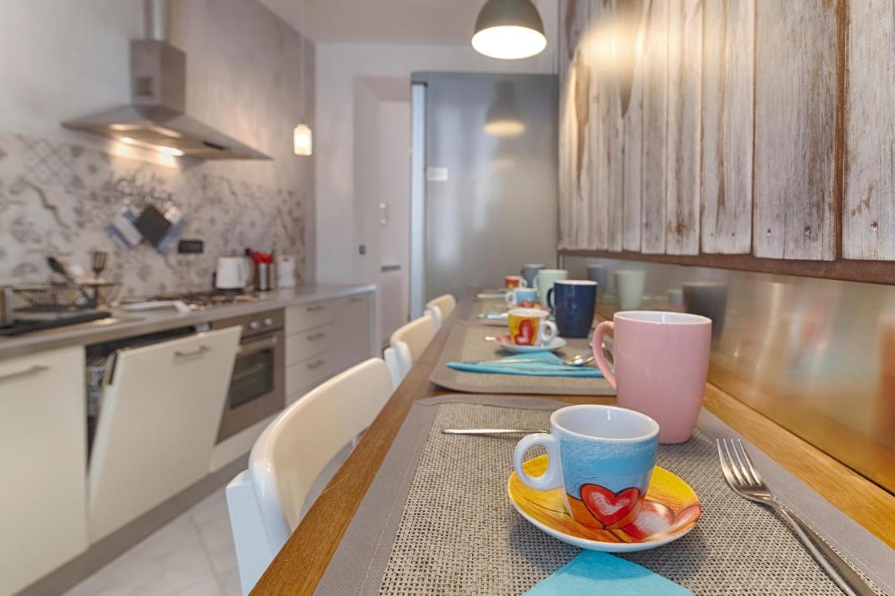 Mihaela Apartment - Charme Near The Station Триест Экстерьер фото
